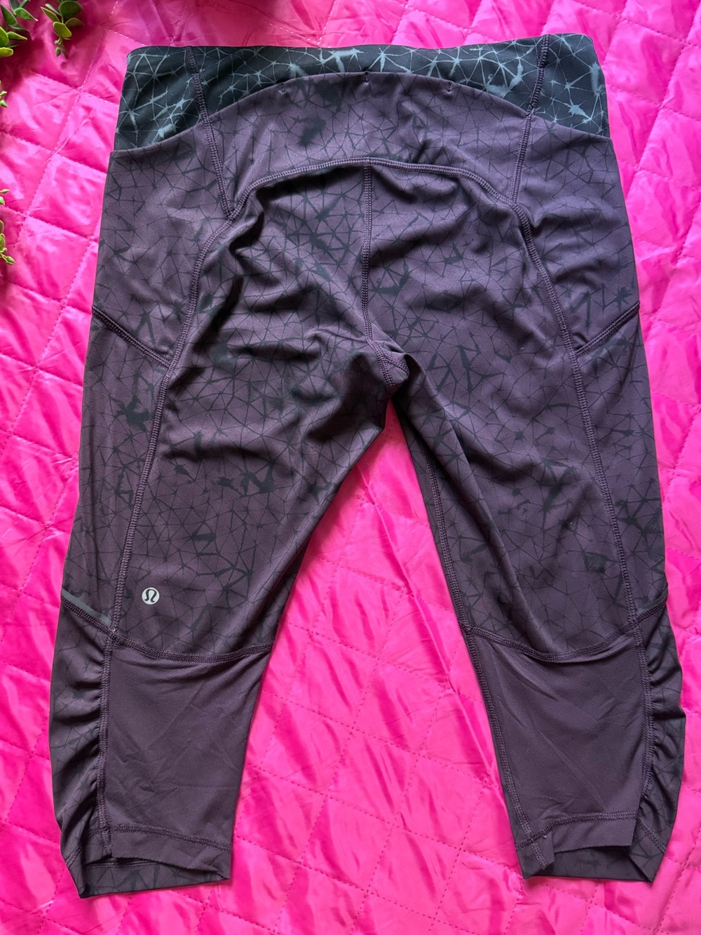 Lululemon athletica women’s Dark Purple Patterned Capri Leggings
